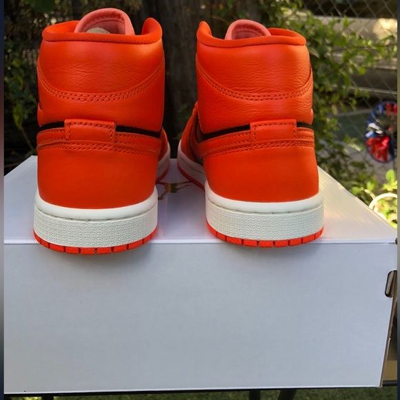 Air Jordan 1 Mid “Orange Black” Size 7 Women’s - Picture 4 of 9